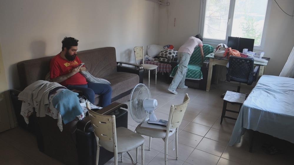 Hatay'da depremin ardından evinden çıkmayarak gününü bilgisayar ve telefonla oynayarak
