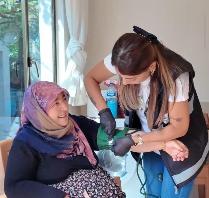 İskenderun Belediyesi, sağlık kuruluşlarına ulaşmakta güçlük yaşayan vatandaşlara yönelik evde