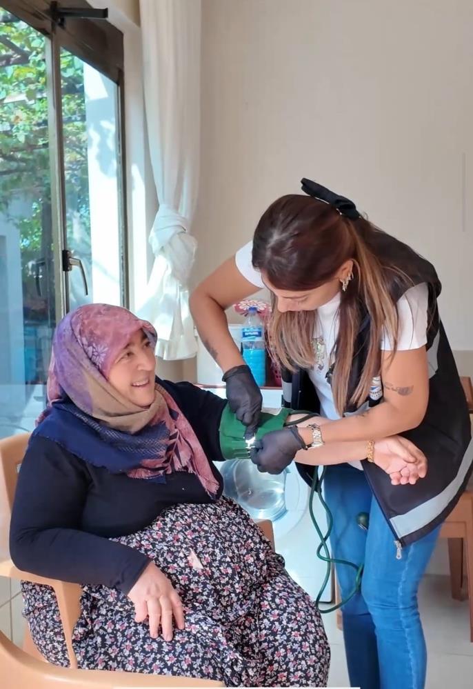 İskenderun Belediyesi, sağlık kuruluşlarına ulaşmakta güçlük yaşayan vatandaşlara yönelik evde
