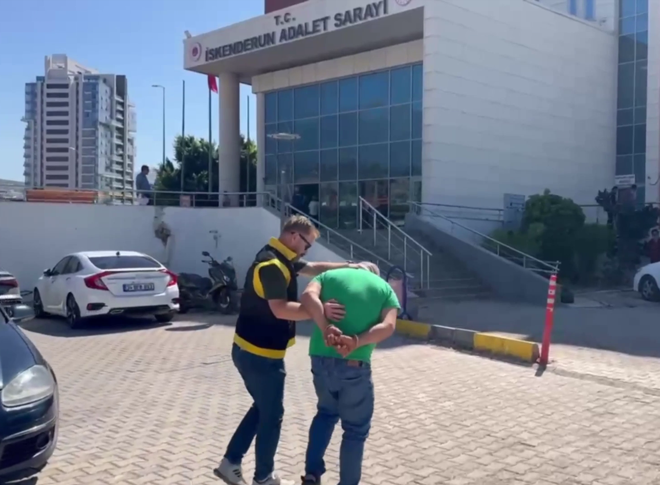 Hatay’ın İskenderun ilçesinde polis ekiplerinin aranan şahıslara yönelik yürüttüğü çalışmalar kapsamında, çeşitli suçlardan