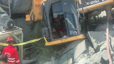 Antakya Karaksı Mahallesi'nde yer alan taş ocağında devrilen iş makinesi