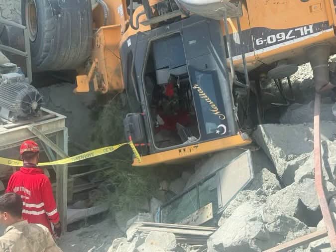Antakya Karaksı Mahallesi'nde yer alan taş ocağında devrilen iş makinesi