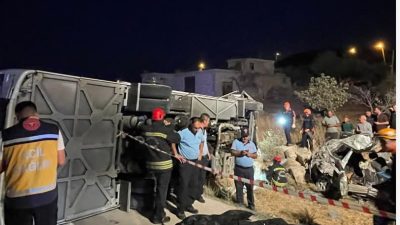 Gaziantep’in Nurdağı ilçesinde yolcu otobüsü ile otomobilin çarpışması sonucu meydana