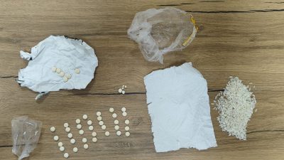 Hatay’ın Samandağ ilçesinde polis ekiplerinin uyuşturucuyla mücadele çalışmaları kapsamında durdurduğu