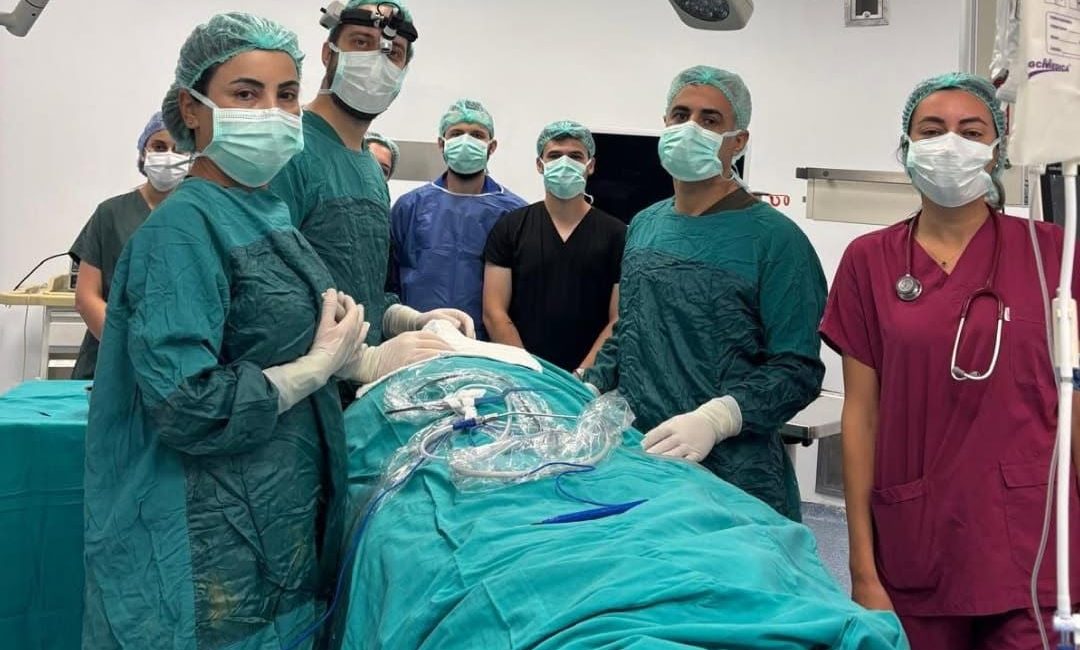 Erzin Devlet Hastanesi’nde ilk kez gerçekleştirilen rinoplasti ameliyatı başarıyla tamamlandı.