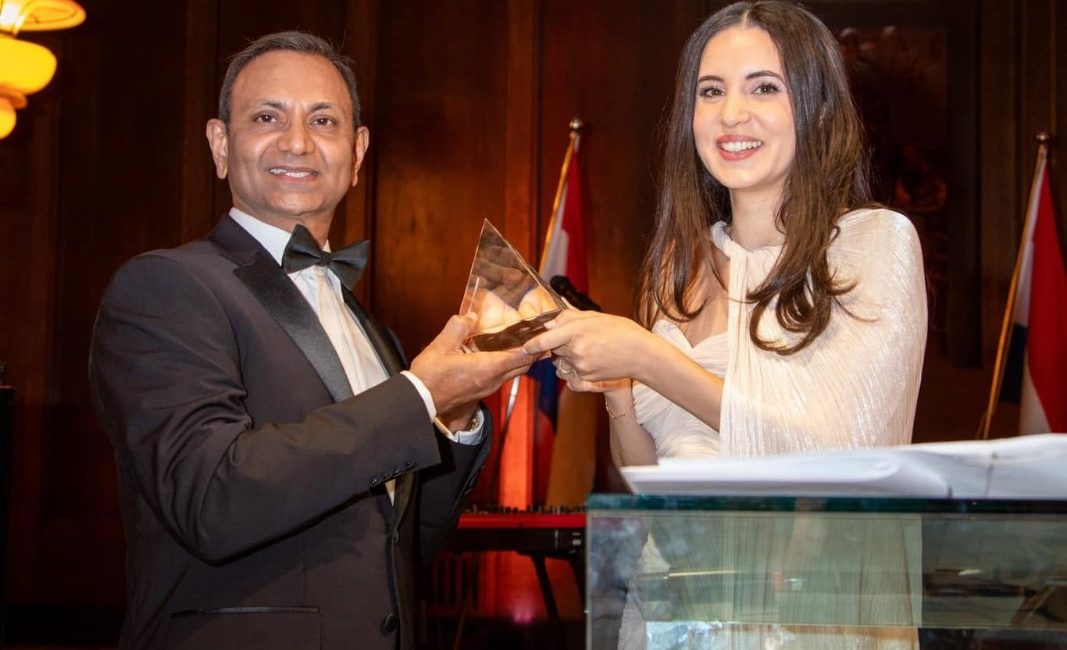 Hataylı dünya sanatçısı KARSU’ya uluslararası NAF Ödülü verildi.