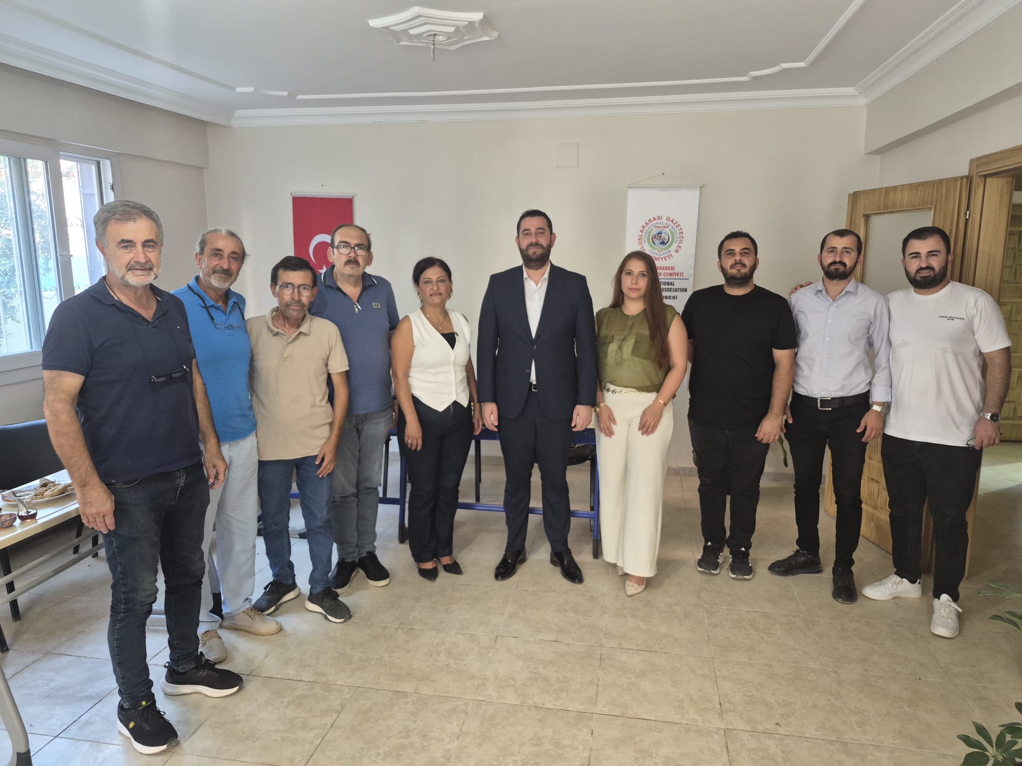 Samandağ Belediye Başkanı Emrah Karaçay, UGC Hatay Şubesi’nde gazetecilerle buluştu.