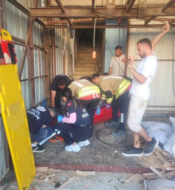Hatay’ın Antakya ilçesinde yük asansörünün henüz belirlenemeyen bir nedenle düşmesi