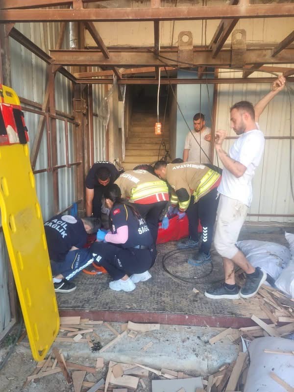 Hatay’ın Antakya ilçesinde yük asansörünün henüz belirlenemeyen bir nedenle düşmesi
