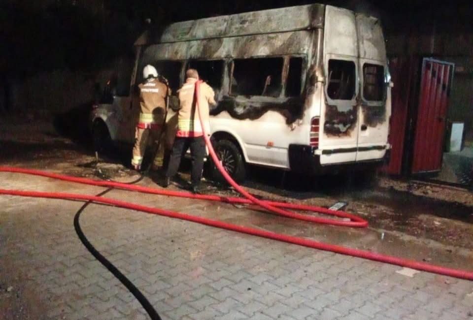 Hatay’ın Kumlu ve İskenderun ilçelerinde iki ayrı araçta yangın çıktı.