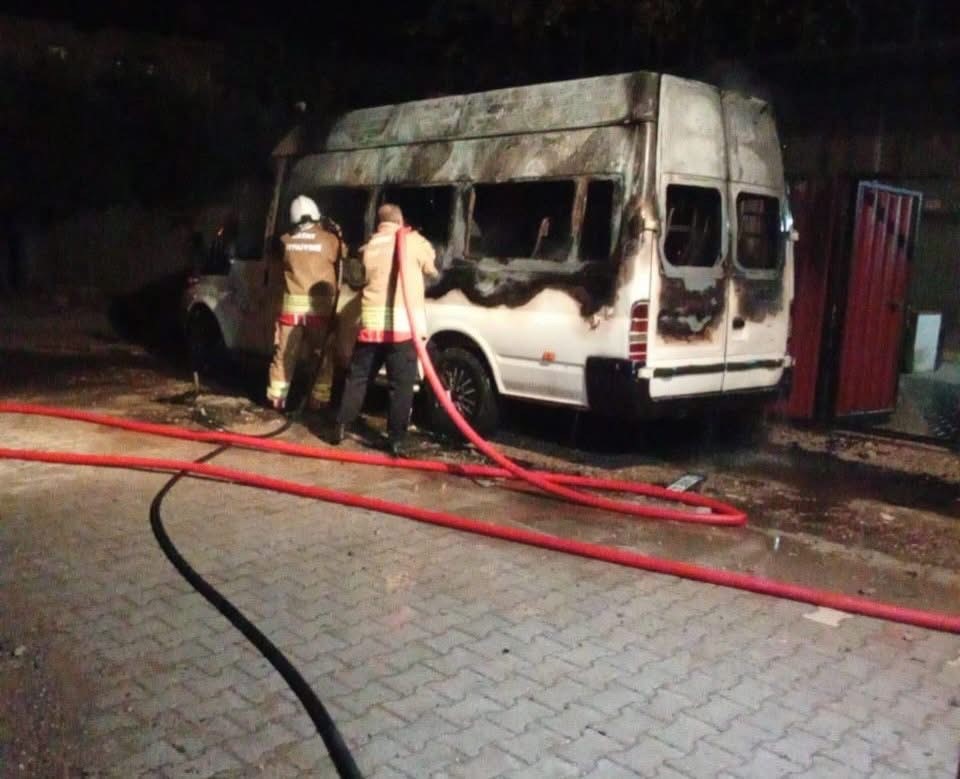 Hatay’ın Kumlu ve İskenderun ilçelerinde iki ayrı araçta yangın çıktı.