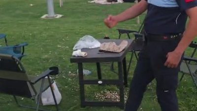 Hatay’ın İskenderun ilçesinde çevre temizliğine yönelik denetimlerini sürdüren zabıta ekipleri,
