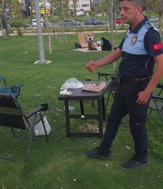 Hatay’ın İskenderun ilçesinde çevre temizliğine yönelik denetimlerini sürdüren zabıta ekipleri,