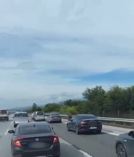 Hatay’ın Dörtyol ilçesinde otoyolda düğün konvoyu oluşturarak trafik güvenliğini tehlikeye