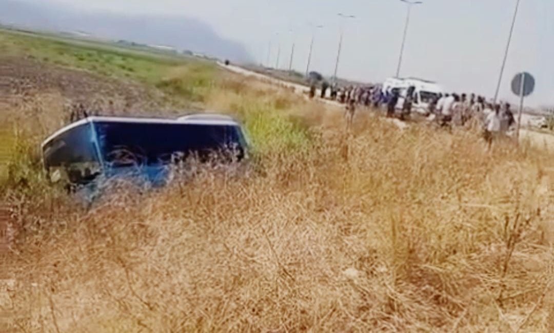 Antakya’da seyir halindeki halk otobüsü, sürücüsünün rahatsızlanması sonucu kontrolden çıkarak