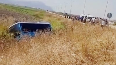 Antakya’da seyir halindeki halk otobüsü, sürücüsünün rahatsızlanması sonucu kontrolden çıkarak