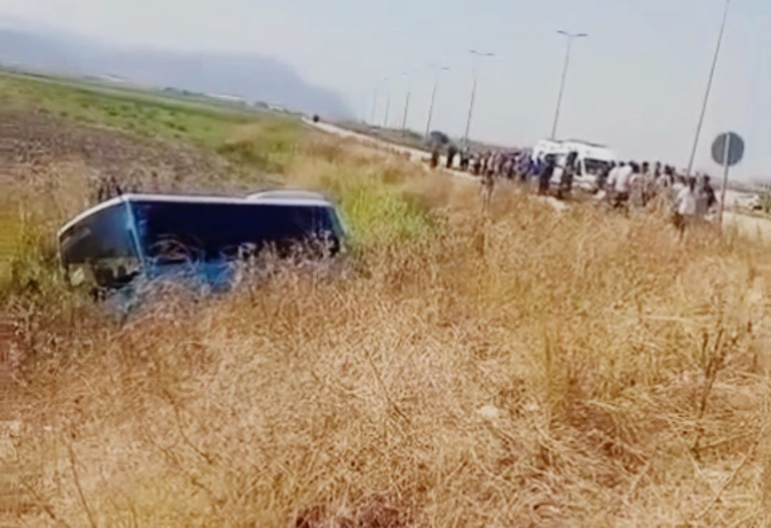 Antakya’da seyir halindeki halk otobüsü, sürücüsünün rahatsızlanması sonucu kontrolden çıkarak