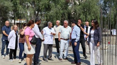 Arsuz’un Akçalı Mahallesi’nde, depremde yıkılan sağlık merkezinin yerine inşa edilen