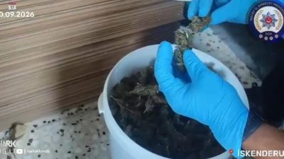 İskenderun’da KOM Polisinin şüphelendiği kişinin evine yaptığı baskında 1 Kg.