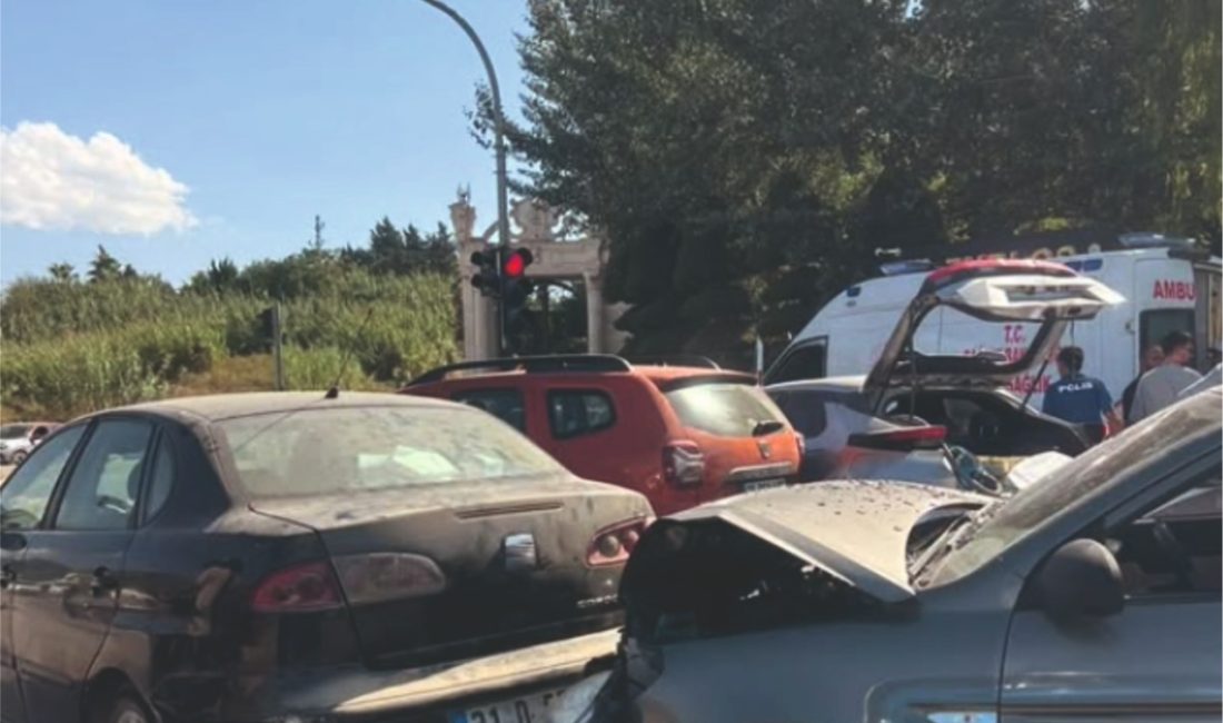 Hatay’ın Defne ilçesinde, Çevreyolu Defne Devlet Hastanesi kavşağında üç aracın
