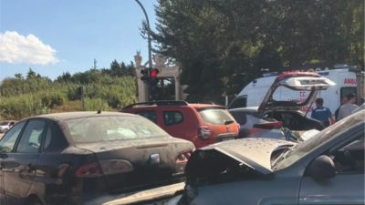 Hatay’ın Defne ilçesinde, Çevreyolu Defne Devlet Hastanesi kavşağında üç aracın