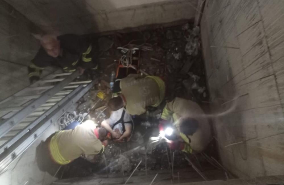 Hatay’ın Defne ilçesinde yapımı devam eden bir binada meydana gelen