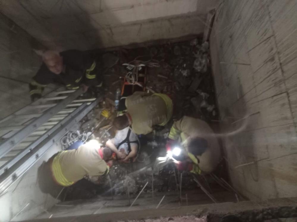 Hatay’ın Defne ilçesinde yapımı devam eden bir binada meydana gelen