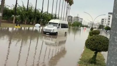 Hatay’ın Dörtyol ilçesinde etkili olan sağanak yağış, günlük yaşamı olumsuz
