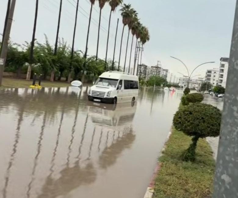 Hatay’ın Dörtyol ilçesinde etkili olan sağanak yağış, günlük yaşamı olumsuz