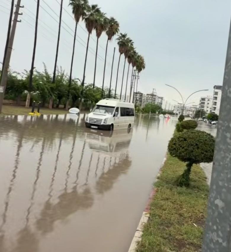 Hatay’ın Dörtyol ilçesinde etkili olan sağanak yağış, günlük yaşamı olumsuz