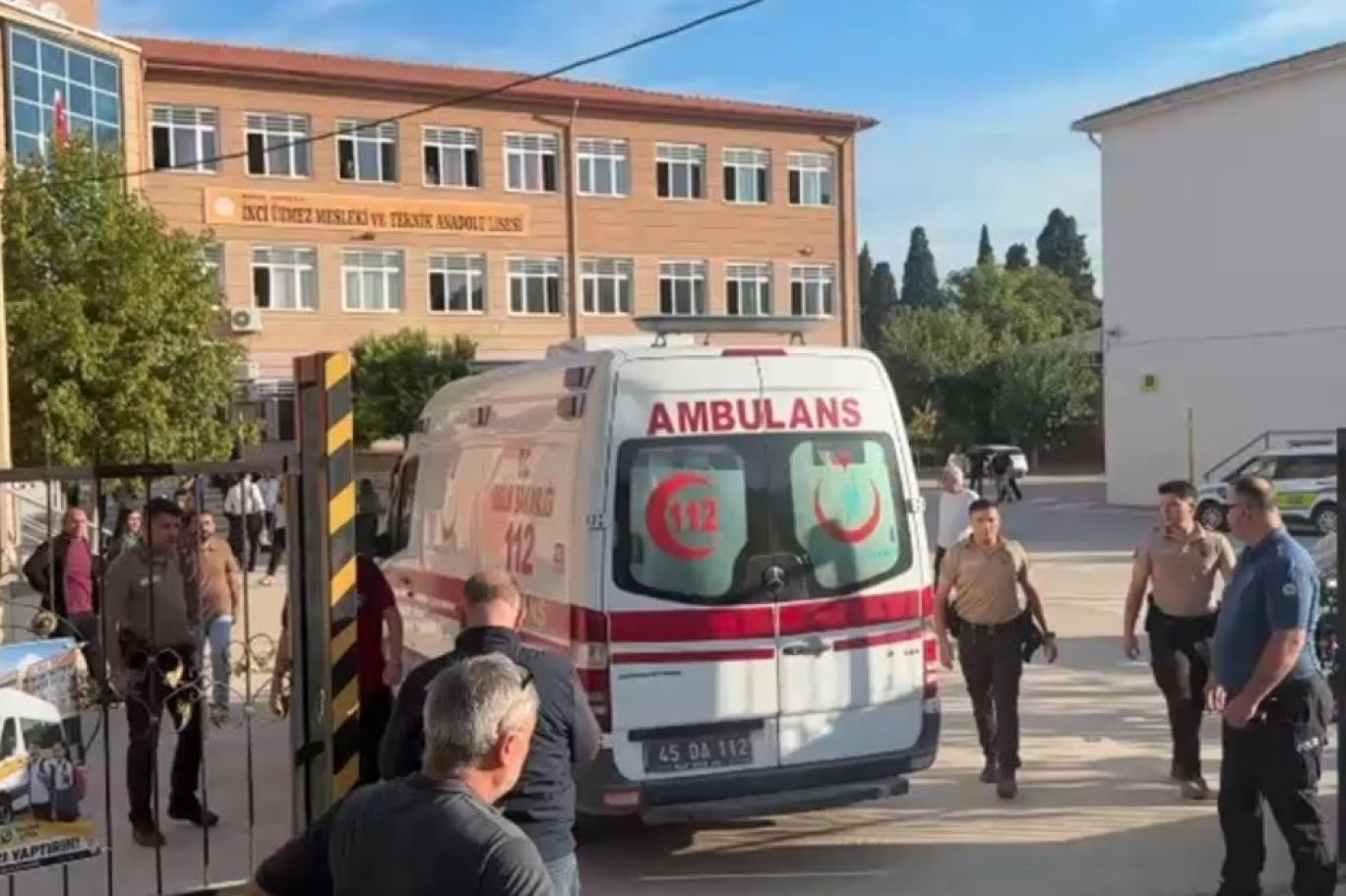 

Manisa’nın Turgutlu ilçesinde bir lisenin önünde kimliği henüz belirlenemeyen bir