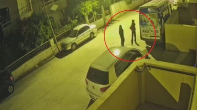 Hatay'ın Reyhanlı ilçesinde yüzleri maskeli 2 hırsız, bahçe duvarından atlayarak