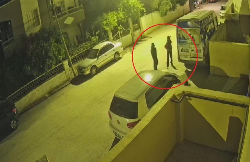 Hatay'ın Reyhanlı ilçesinde yüzleri maskeli 2 hırsız, bahçe duvarından atlayarak