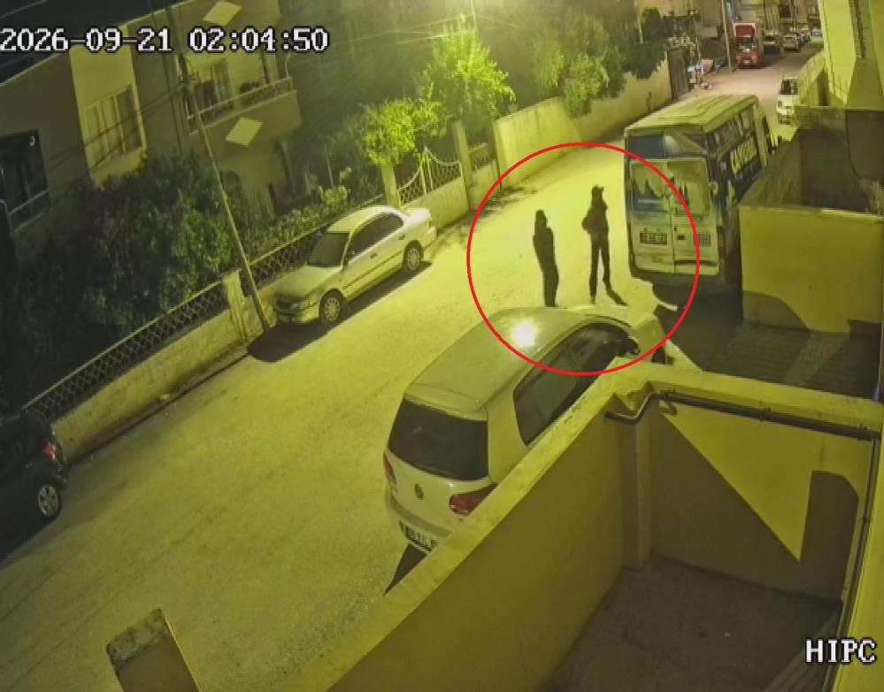 Hatay'ın Reyhanlı ilçesinde yüzleri maskeli 2 hırsız, bahçe duvarından atlayarak