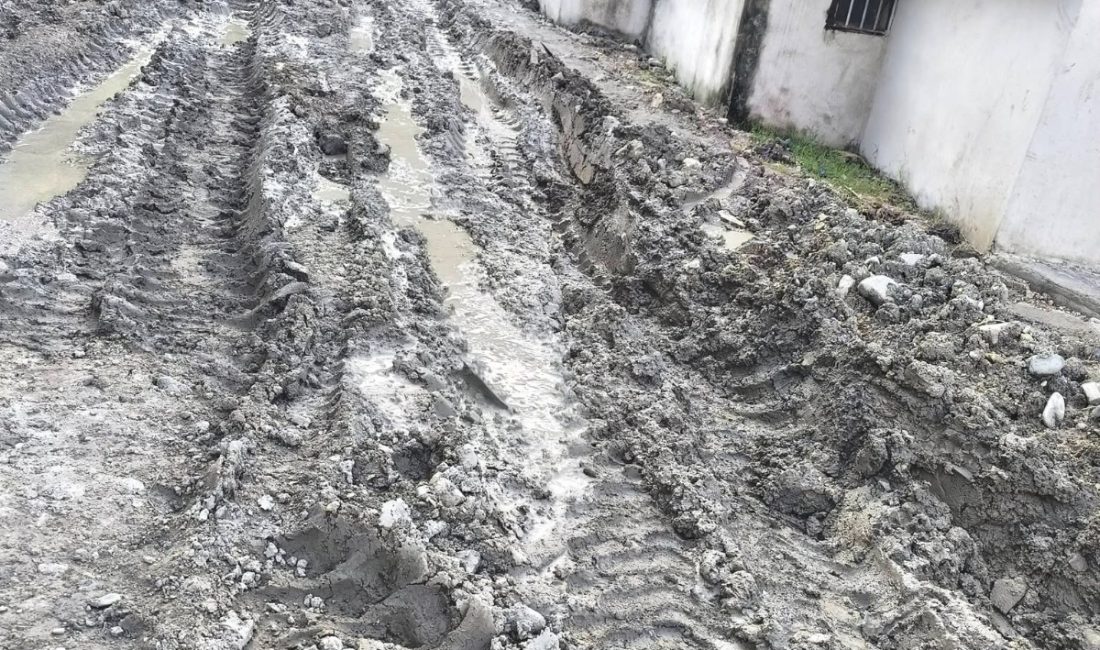 


Samandağ’da son yağışların ardından su ve çamurla kaplanan sokaklar mahalle
