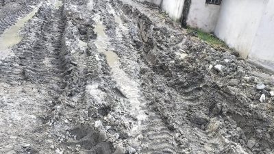 


Samandağ’da son yağışların ardından su ve çamurla kaplanan sokaklar mahalle