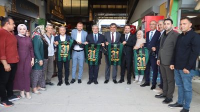 Antakya Uzunçarşı’daki esnaf ziyaretinde dikkat çeken bir hediyeleşme yaşandı. Esnaf