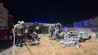 Hatay ile Gaziantep arasında yolcu taşıyan midibüs, Gaziantep’in Nurdağı ilçesinde