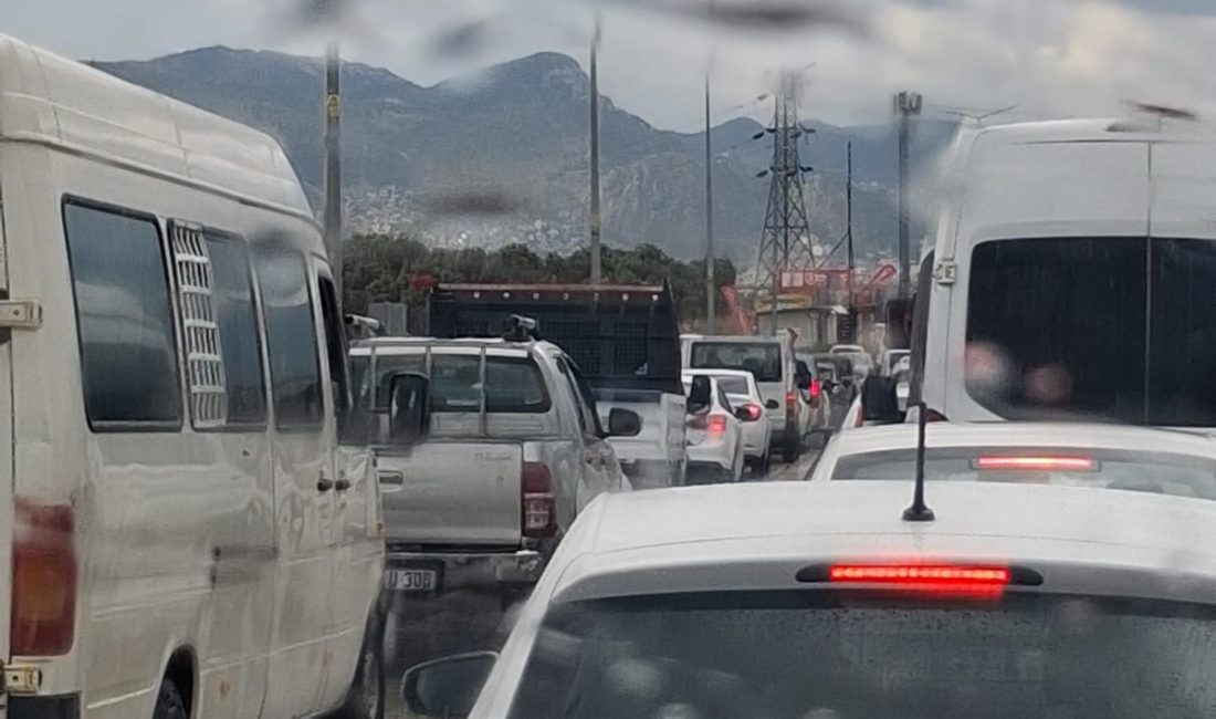 Hatay’da etkili olan yağış, Gülderen yolunda ulaşımı olumsuz etkiledi. Yağışla