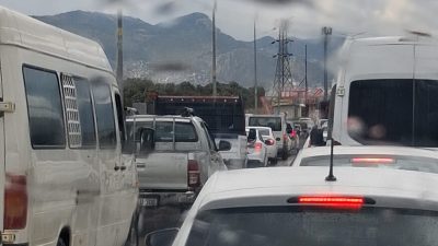 Hatay’da etkili olan yağış, Gülderen yolunda ulaşımı olumsuz etkiledi. Yağışla