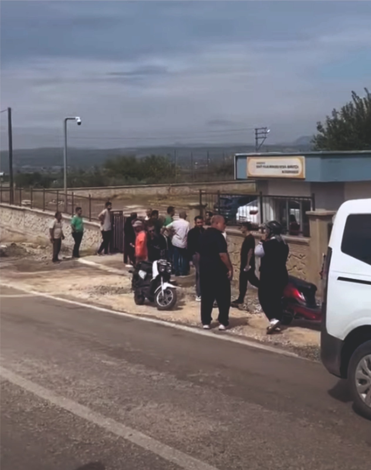 Osmaniye'de Farabi Anadolu Lisesi'nin bahçesinde öğretmen Mehmet Bilgili silahlı saldırıya