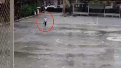 Hatay’ın Dörtyol ilçesinde yağış nedeniyle öğrenciler İstiklal Marşı’nı sınıflarında okurken,