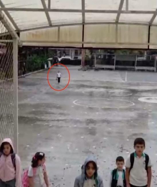 Hatay’ın Dörtyol ilçesinde yağış nedeniyle öğrenciler İstiklal Marşı’nı sınıflarında okurken,
