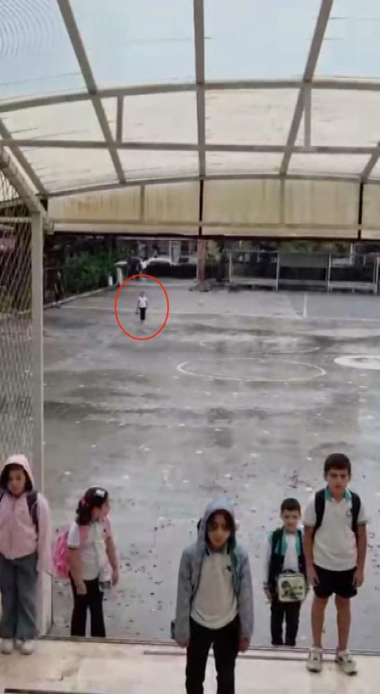 Hatay’ın Dörtyol ilçesinde yağış nedeniyle öğrenciler İstiklal Marşı’nı sınıflarında okurken,