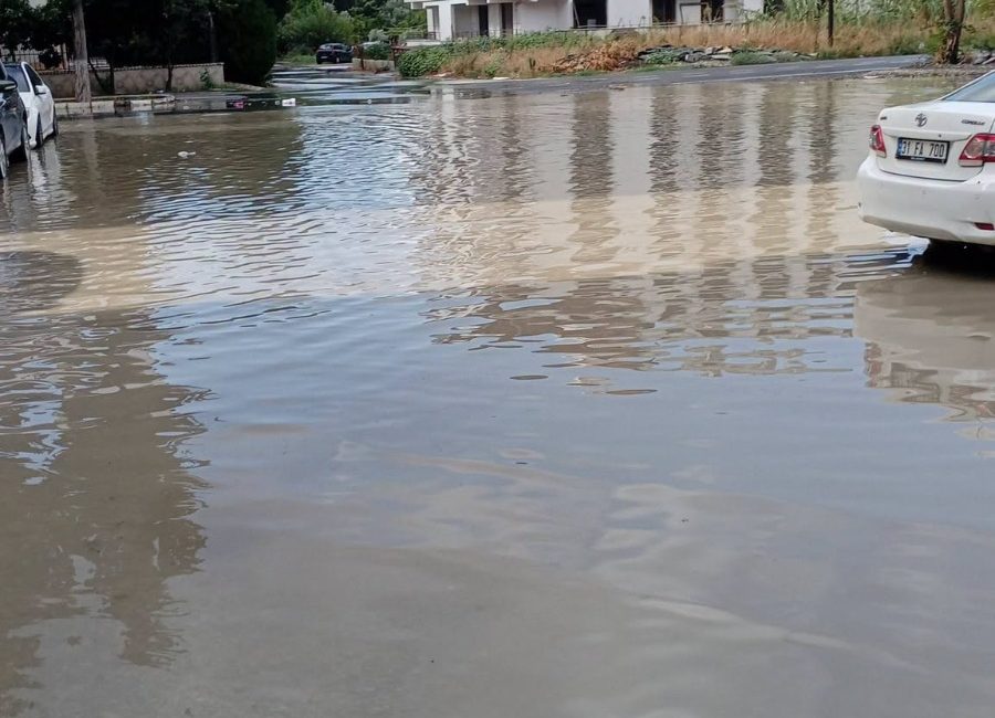Hatay’ın Defne ilçesine bağlı Akdeniz Mahallesi’nde sağanak yağışların ardından yaşanan