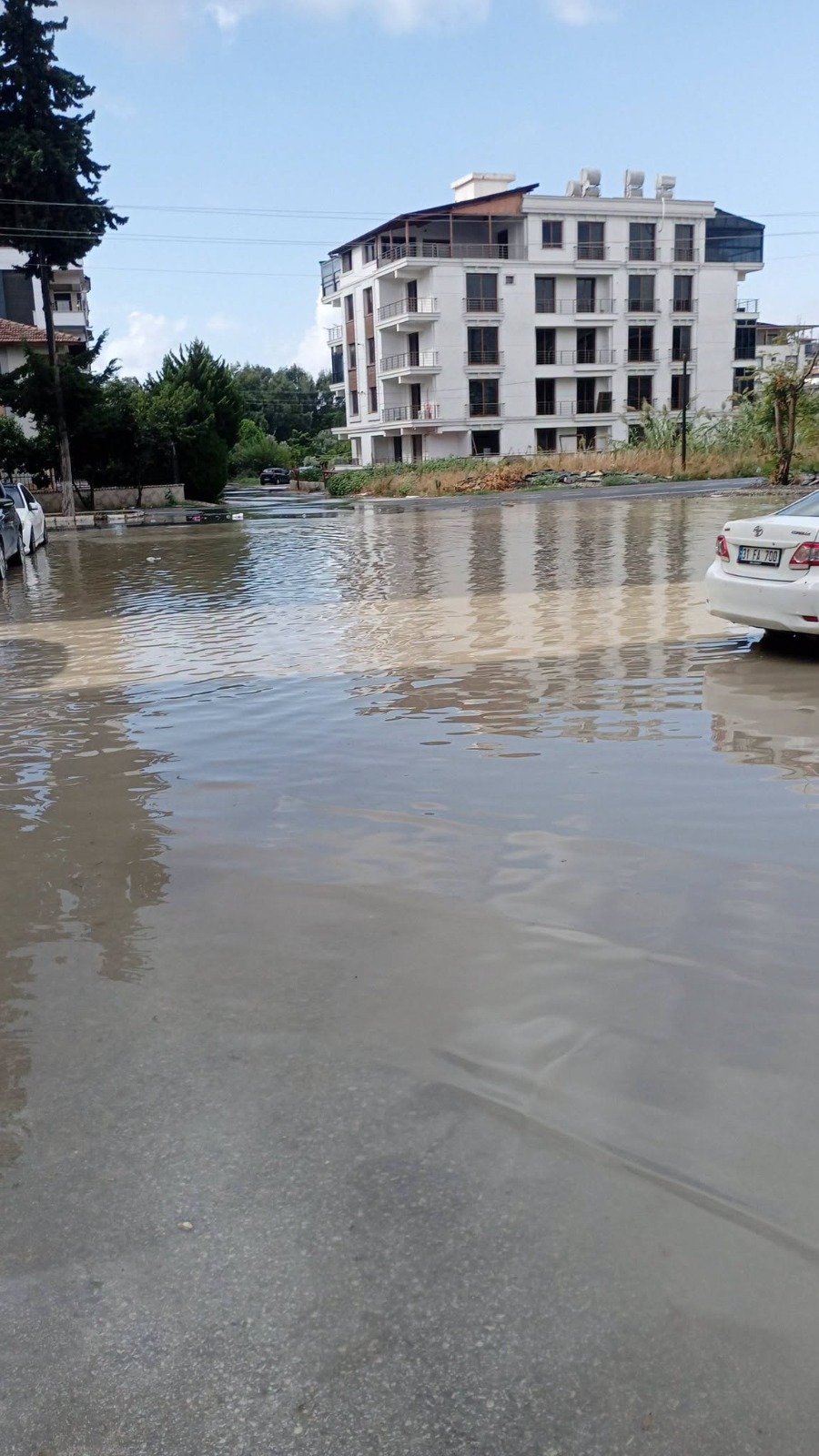 Hatay’ın Defne ilçesine bağlı Akdeniz Mahallesi’nde sağanak yağışların ardından yaşanan