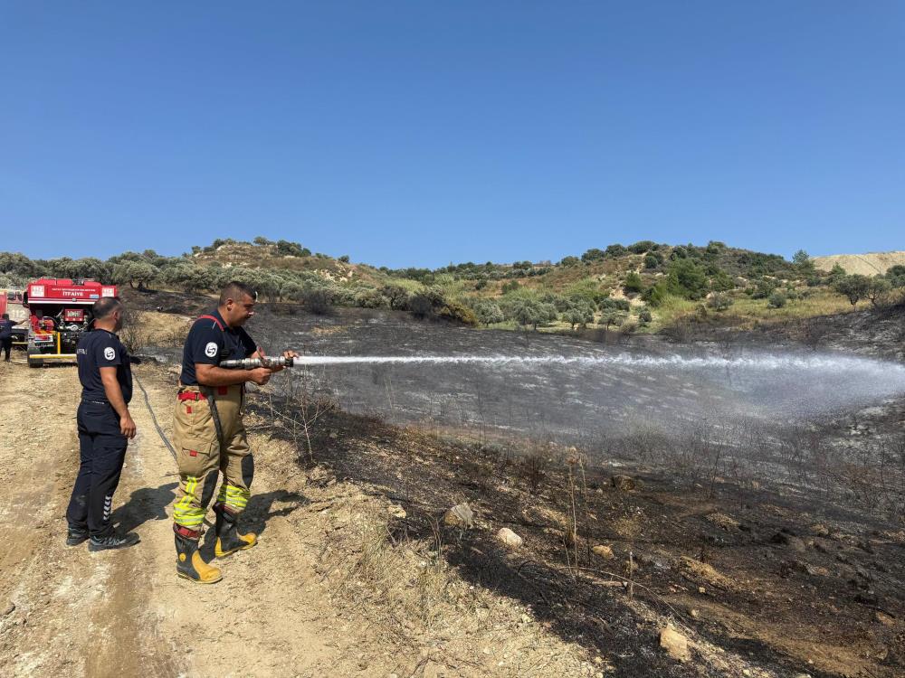 Hatay’ın Antakya ilçesinde zeytinlik alanda çıkan yangın, ekiplerin hızlı müdahalesi