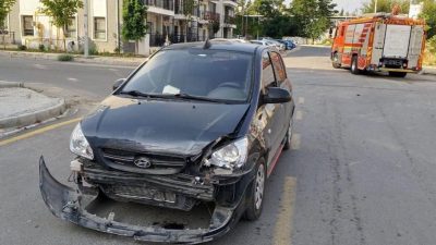 Hatay’ın İskenderun ilçesinde iki otomobilin kavşakta çarpışması sonucu meydana gelen