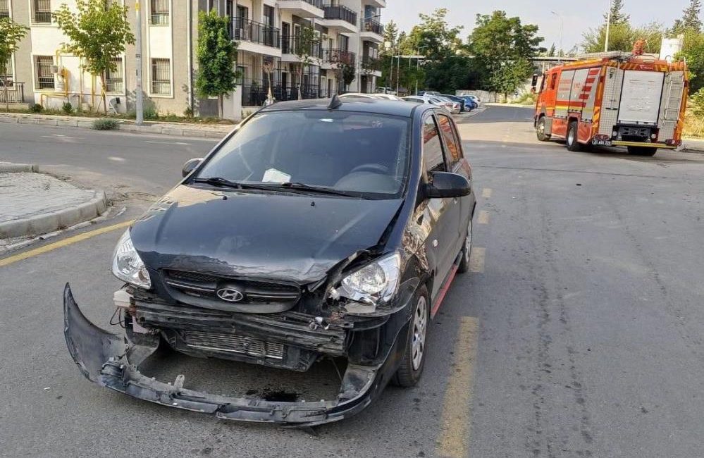 Hatay’ın İskenderun ilçesinde iki otomobilin kavşakta çarpışması sonucu meydana gelen