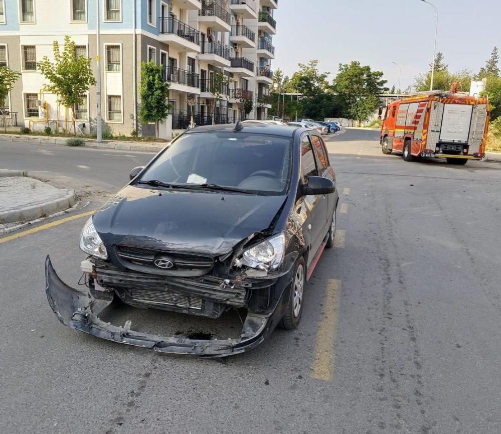 Hatay’ın İskenderun ilçesinde iki otomobilin kavşakta çarpışması sonucu meydana gelen